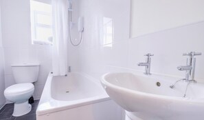 Combined shower/bathtub, hair dryer, towels