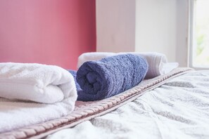 アイロン / アイロン台、WiFi (無料)、ベッドシーツ