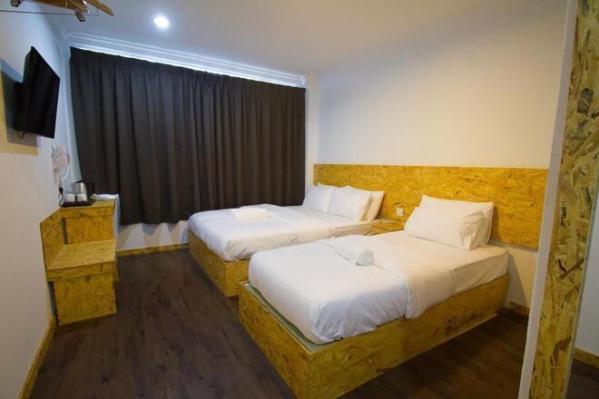 Escritorio, cortinas blackout y tabla de planchar con plancha 