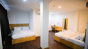 Bàn, màn/rèm cản sáng, bàn ủi/dụng cụ ủi quần áo