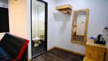 Shower, free toiletries, bidet, towels