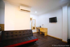 Schreibtisch, Verdunkelungsvorhänge, Bügeleisen/Bügelbrett