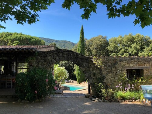 Provencal farmhouse with large swimming pool in the heart of nature