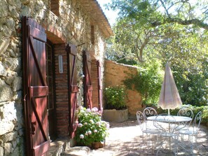 Outdoor dining - Provencal farmhouse with large swimming pool in the heart of nature (Le Plan-De-La-Tour)