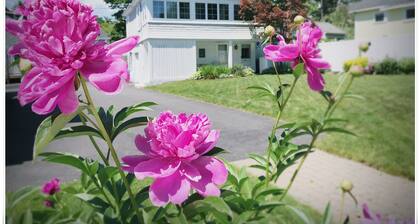 Quaint Carriage House Studio Steps from Perkins Cove
