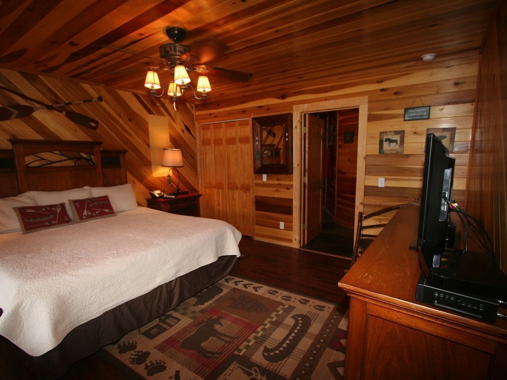 Fontana Lake cabin with large deck overlooking the mountains with