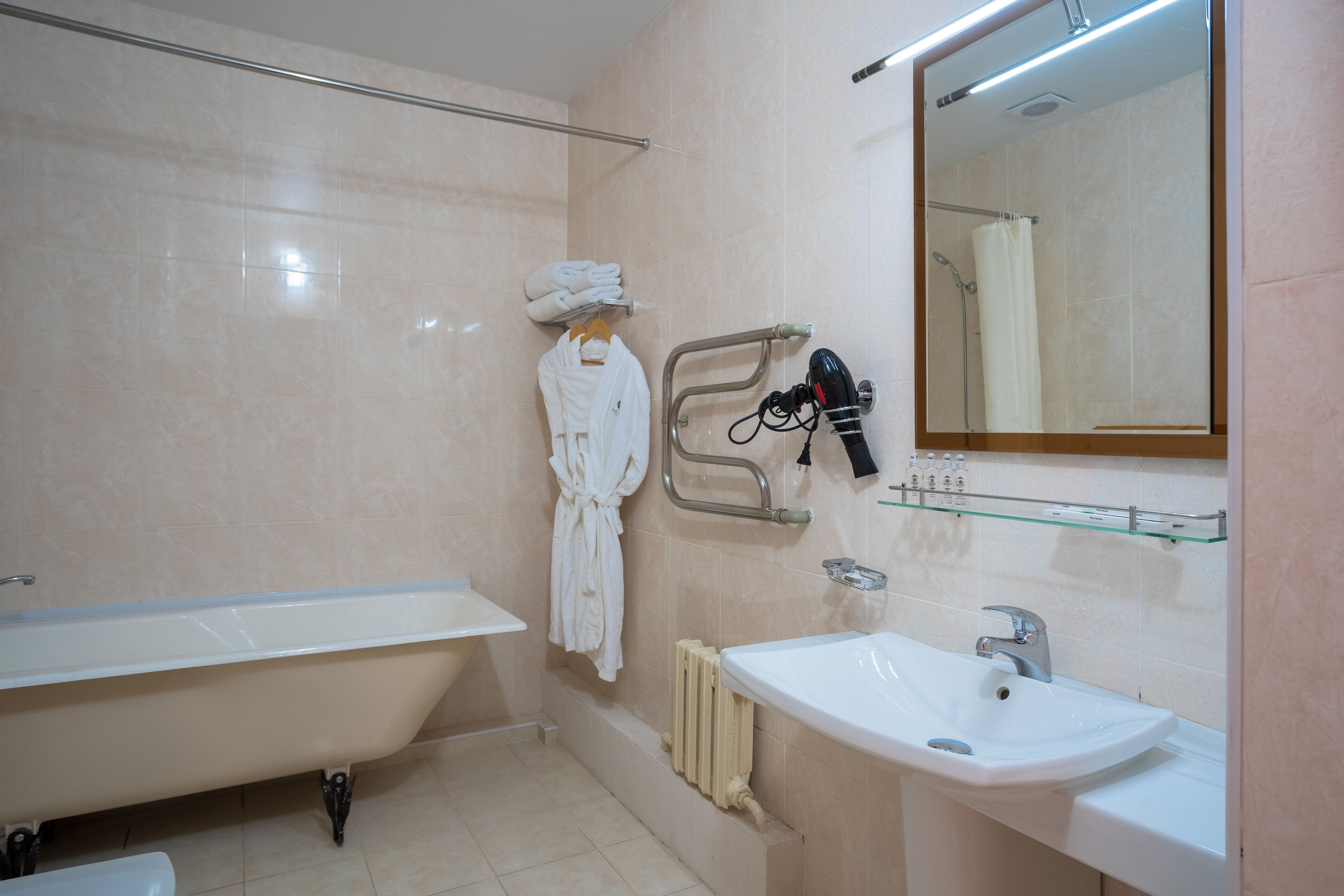 standard single room, 1 bedroom | bathroom | bathtub, free toiletries, hair dryer, bathrobes