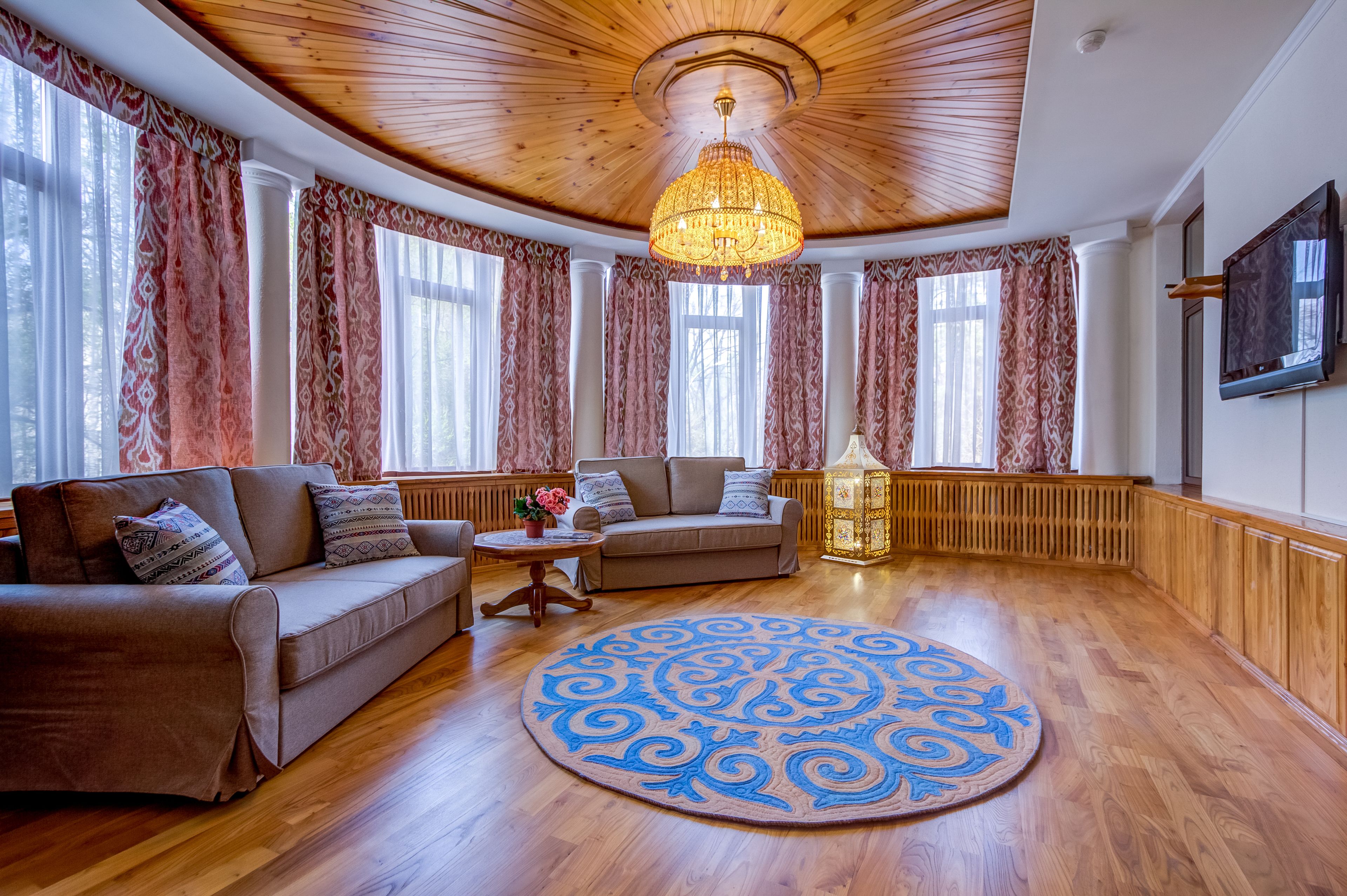 Luxury Suite | Minibar, in-room safe, individually decorated, individually furnished
