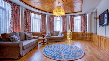 Luxury Suite | Minibar, in-room safe, individually decorated, individually furnished