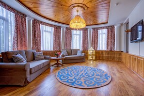 Phòng Suite Cao cấp | Minibar, két bảo mật tại phòng, trang trí khác biệt 