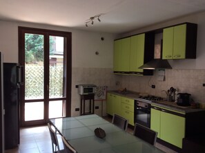 Mikrowelle, Wasserkocher mit Kaffee-/Teezubehör