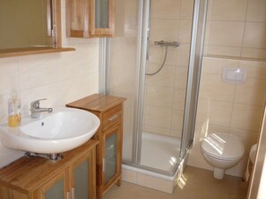 Shower, hair dryer, toilet paper - 300 m to the white sandy beach, 150 m² living space, 3 bedrooms, 1 living room, 2 bathrooms (Rügen)