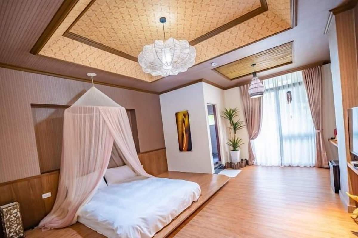 Design Double Room, Non Smoking | Down comforters, individually decorated, blackout drapes, rollaway beds