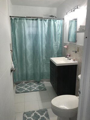Bathtub - Cozy 1 bedroom cottage - Z amazing heart of Miami (Miami)