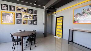 Dining room - Room 22 Hostel (Bangkok)