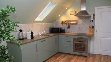 Réfrigérateur, four à micro-ondes, un four, surface de cuisson