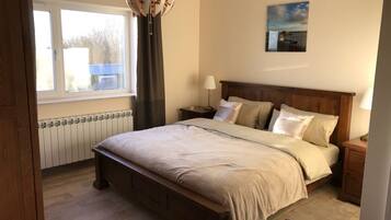 4 bedrooms, desk, iron/ironing board, free WiFi