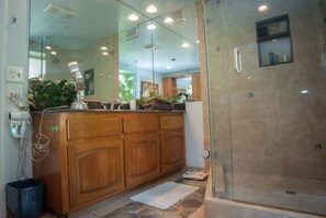 Combined shower/bathtub, hair dryer, towels, soap - Discounted Extended or Insurance stay. Beautiful stocked home w/Hot tub/Fire pit (Huntington Beach)