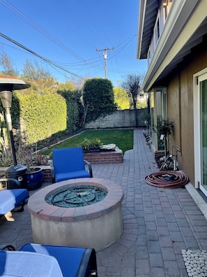 Terrace/patio - Discounted Extended or Insurance stay. Beautiful stocked home w/Hot tub/Fire pit (Huntington Beach)