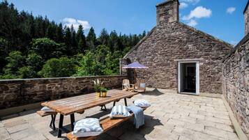 Deluxe Cottage, 2 Bedrooms | Blackout curtains, iron/ironing board, cots/infant beds, bed sheets