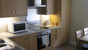 Full-sized fridge, microwave, oven, stovetop