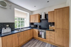 Full-sized fridge, microwave, oven, stovetop - New Lanark Self-Catering Waterhouses (Lanark)