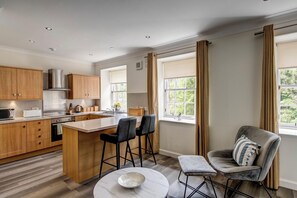 Full-size fridge, microwave, oven, stovetop - New Lanark Self-Catering Waterhouses (Lanark)