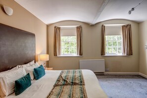 Cortinas opacas, tabla de planchar con plancha, cunas (de pago)