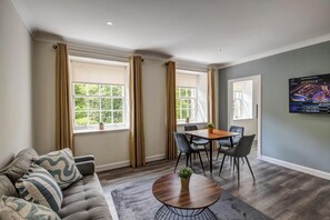 Flat-screen TV - New Lanark Self-Catering Waterhouses (Lanark)