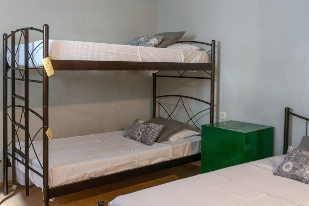 Una cama litera con una etiqueta marcada '5' en el cabecero.