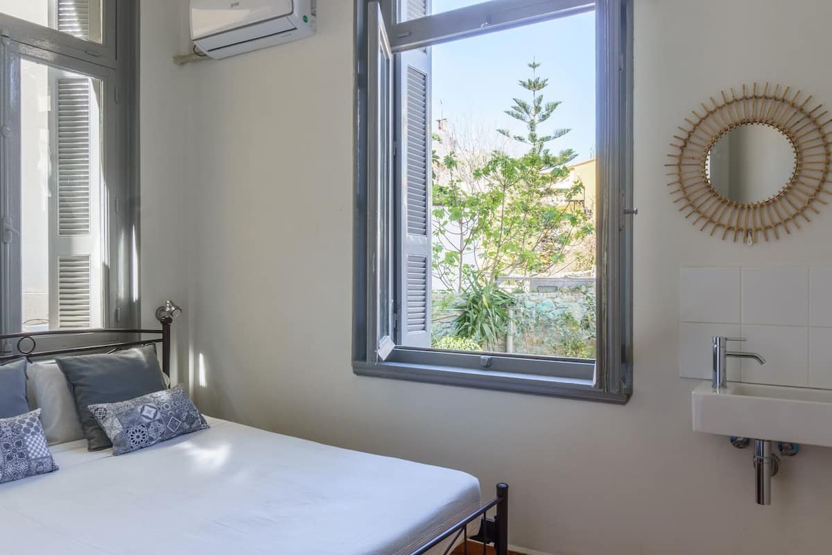 Habitación doble, 1 cama matrimonial, baño privado | Área de sala de estar