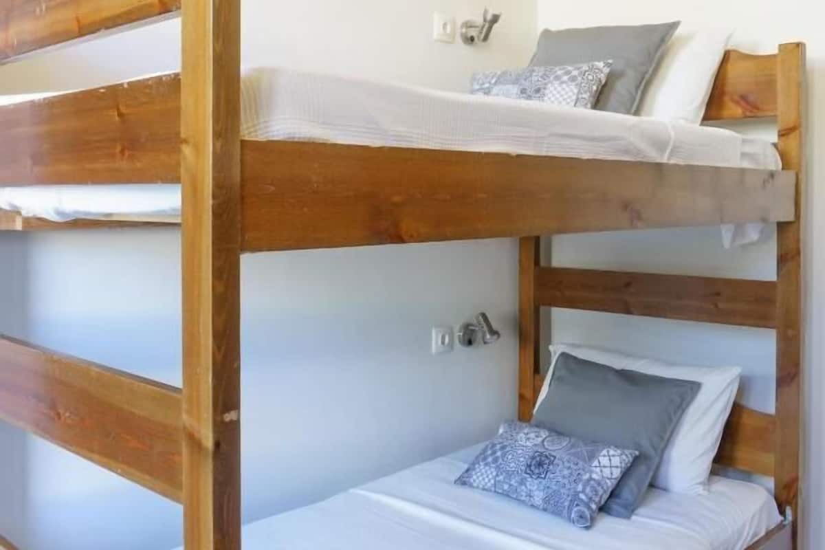 Una litera con una cama inferior y un colchón en la superior.
