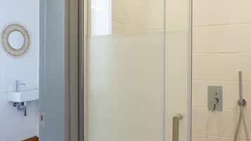 Chambre Double, 1 lit double, salle de bains privée | Salle de bain | Serviettes fournies