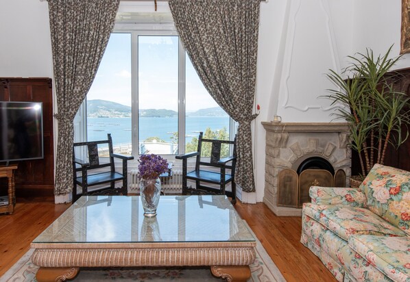 Fernseher, Kamin, Arbeitsbereiche