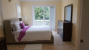 2 chambres, coffres-forts dans les chambres, fer et planche à repasser