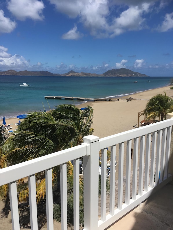 Sun-loungers, beach towels - Sea Dreamer Villa 10E Hamilton Beach Villas and Spa -2BRD (Charlestown)