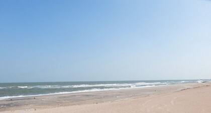 Family friendly HUGE LONG POOL & relaxed pool