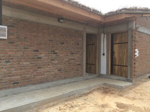 أغطية فراش متميزة وأسرّة بإسفنج يتكيف مع شكل الجسم ومكتب