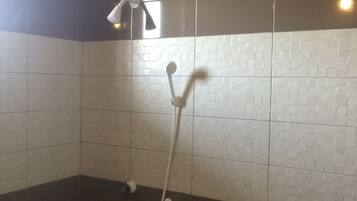 Chambre Triple Deluxe, vue jardin | Salle de bain | Douche, douche à « effet pluie »