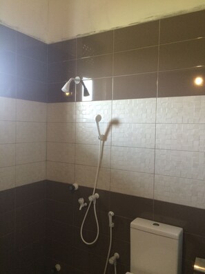 Deluxe Triple Room, Garden View | Bathroom | Shower, rainfall showerhead - Summer Cottage (Arugam Bay)
