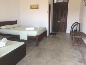 Premium bedding, memory foam beds, desk, soundproofing - Summer Cottage (Arugam Bay)