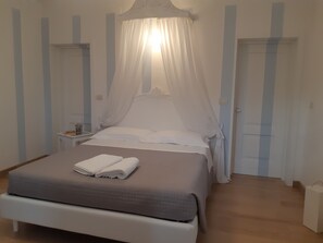 Family Room | Desk, soundproofing, free WiFi, bed sheets - B&B Le Stagioni (Loreto Aprutino)
