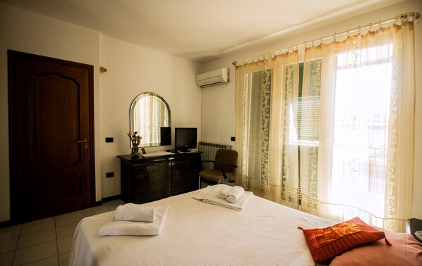 Deluxe Double Room, 1 Bedroom, Balcony, Partial Sea View | 1 bedroom, down comforters, free WiFi, bed sheets - Profumo di Mare (Sanremo)