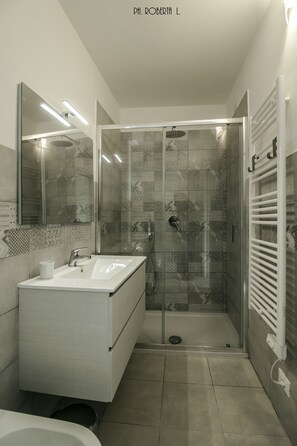 Deluxe Double Room, 1 Bedroom, Balcony, Partial Sea View | Bathroom | Hair dryer, bidet, towels - Profumo di Mare (Sanremo)