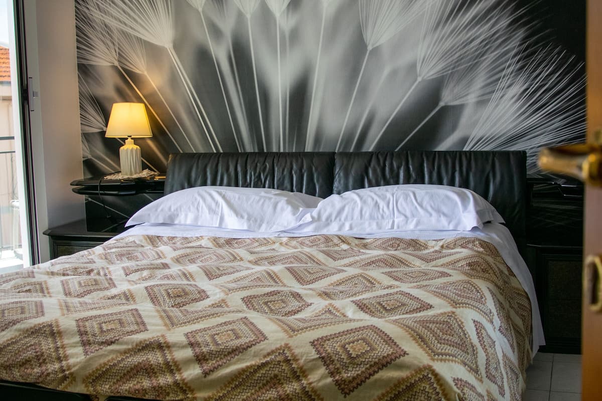 Deluxe tweepersoonskamer, 1 slaapkamer, balkon, gedeeltelijk uitzicht op zee | 1 slaapkamer, donzen dekbedden, gratis wifi, beddengoed
