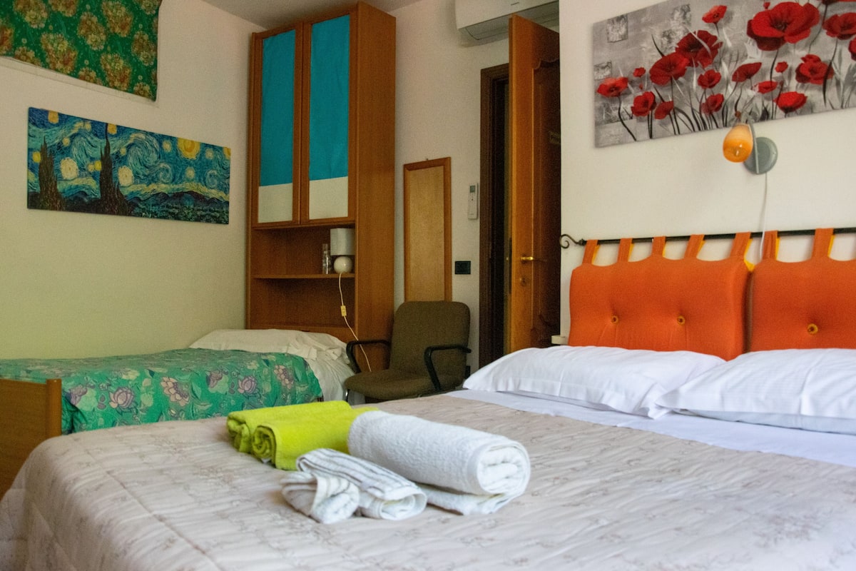 Eenvoudige driepersoonskamer, 1 slaapkamer, niet-roken | 1 slaapkamer, donzen dekbedden, gratis wifi, beddengoed