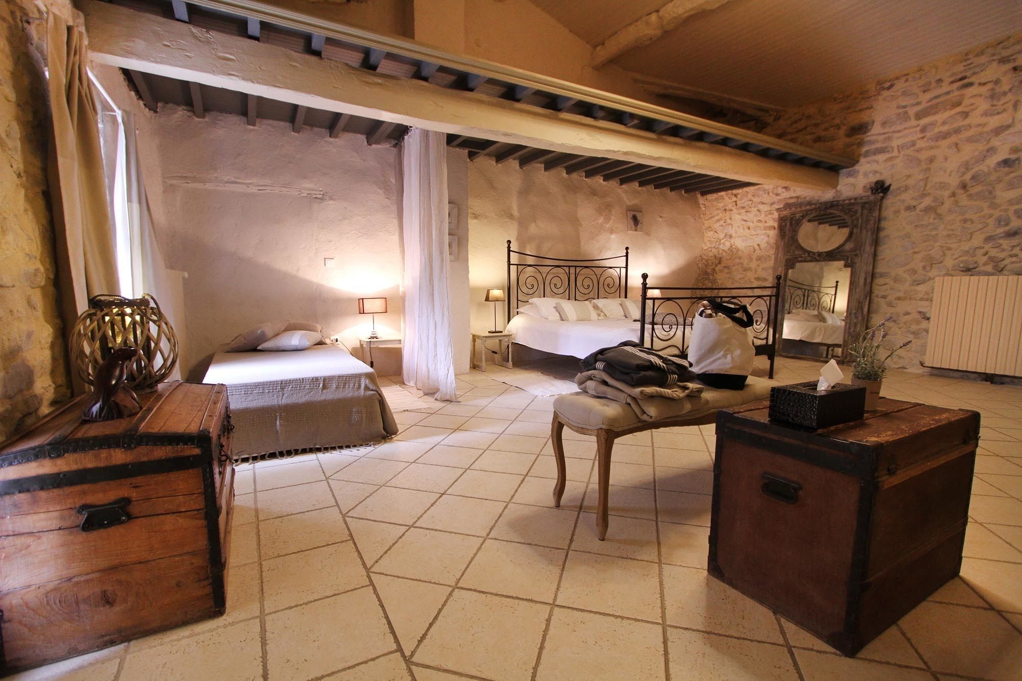 Habitació (Le Pere Jean) | Decoració individual, mobiliari individual i habitacions insonoritzades 