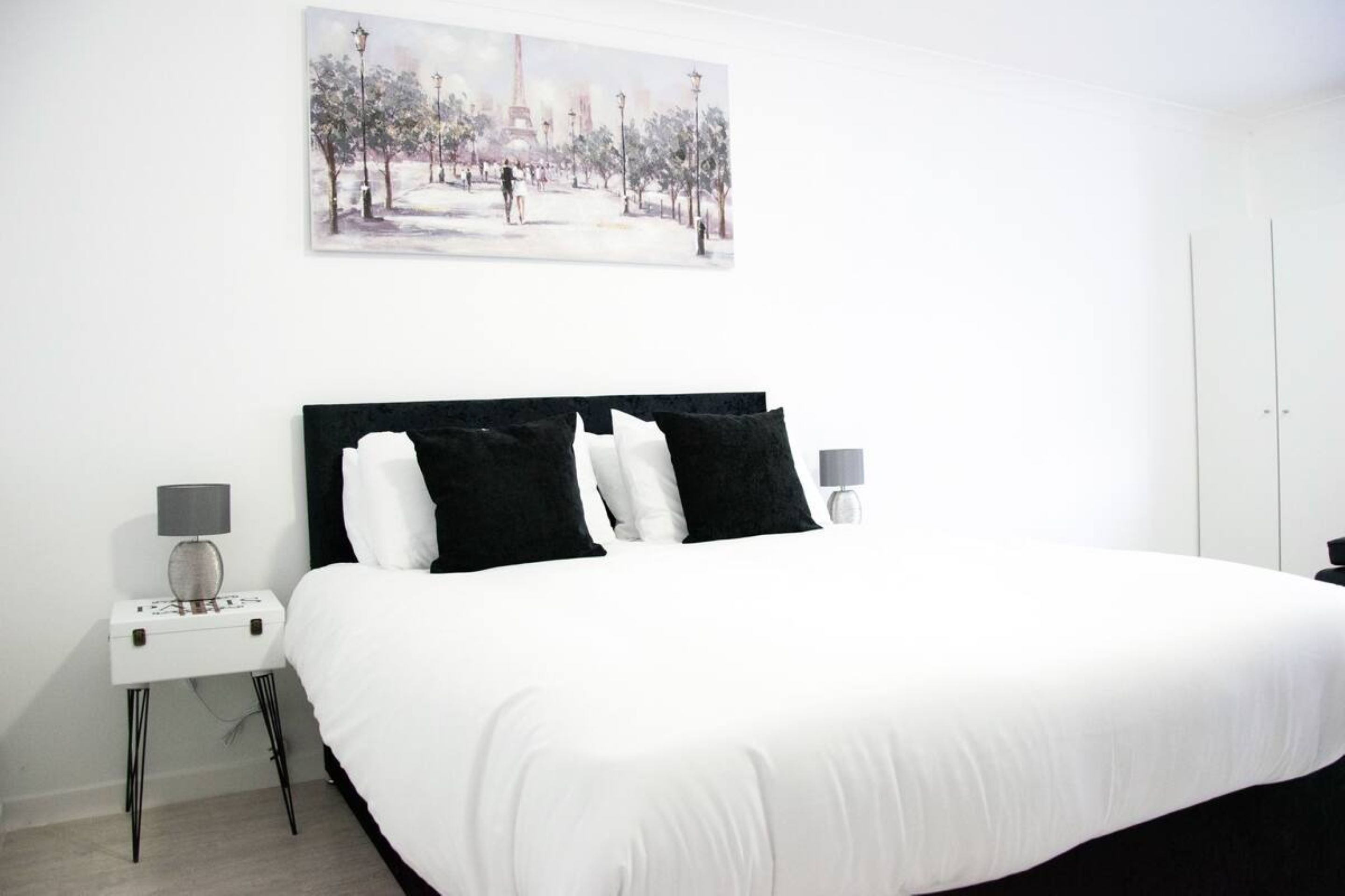 Een bureau, gratis wifi, beddengoed