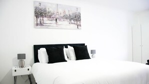 Desk, WiFi (free), bed sheets - Belvoir Hotel (Nottingham)