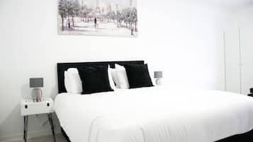 Een bureau, gratis wifi, beddengoed